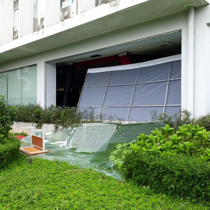 Cửa kính vỡ vụn.