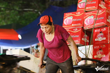 Vòng dây kéo quàng qua vai nữ cửu vạn lõm sâu vào bên trong cho thấy sức nặng của chuyến hàng họ kéo nhiều đến nhường nào.
