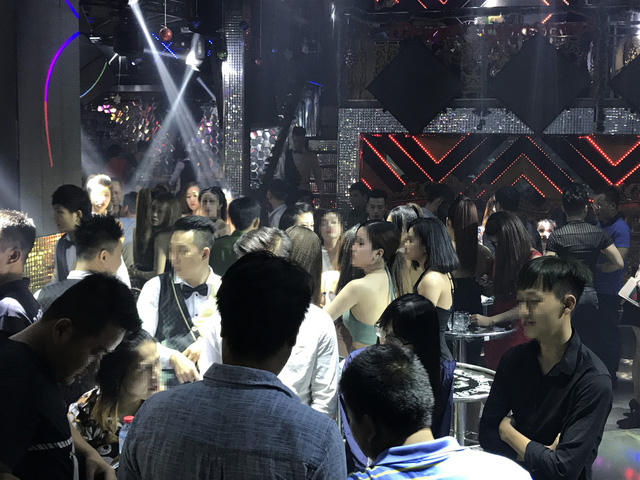 Hàng trăm cảnh sát “đột kích” 2 quán bar trước thềm năm mới