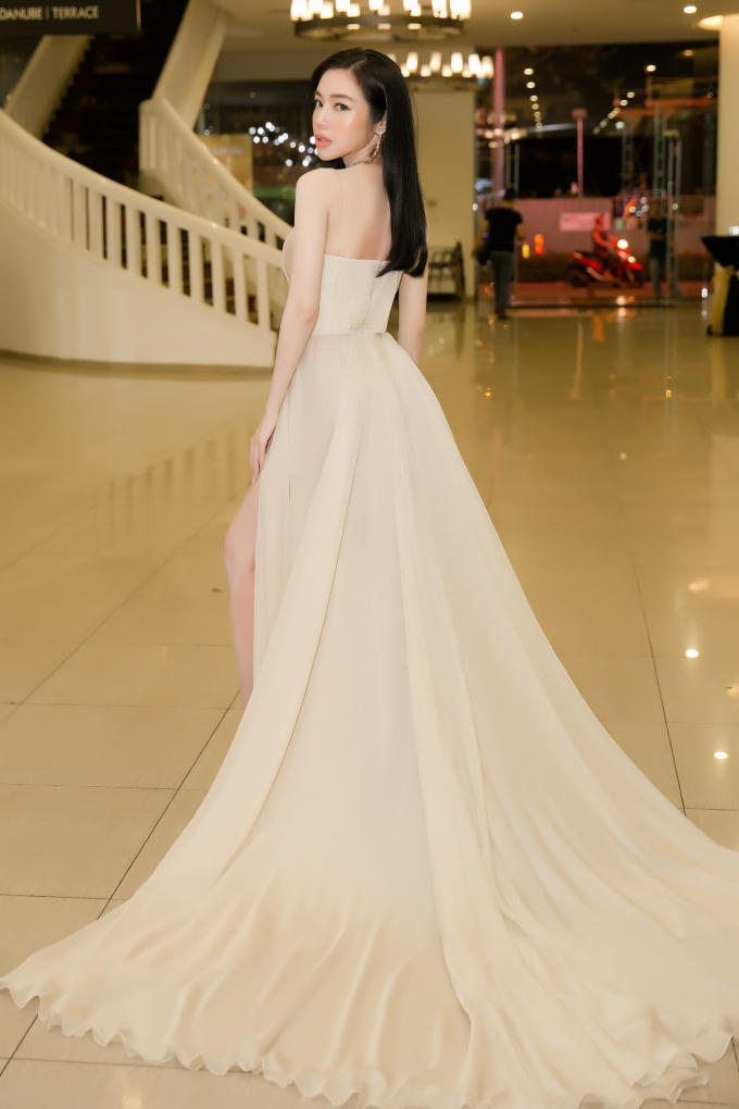 Thời gian qua, Elly trần vắng bóng khỏi nghệ thuật nên sự xuất hiện của cô tối qua nhận được nhiều chú ý.