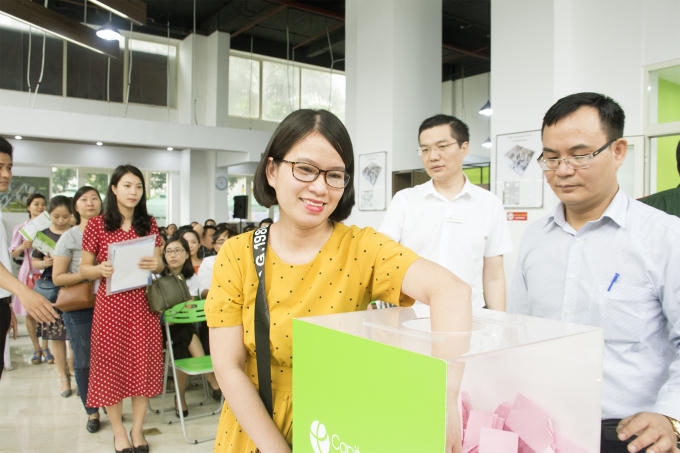 Các khách hàng hồ hởi bốc thăm vị trí căn hộ 2 phòng ngủ - dự án EcoHome 3 (Tòa NO2 & NO3) sáng 08/5