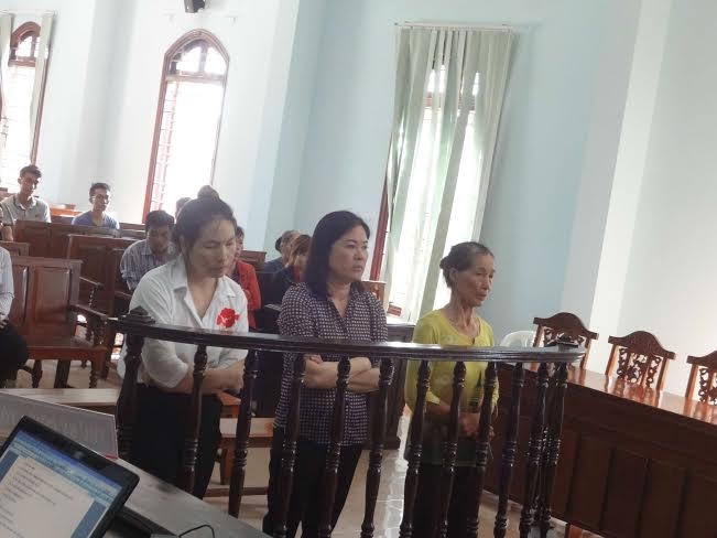 C&aacute;c bị c&aacute;o trước v&agrave;nh m&oacute;ng ngựa.