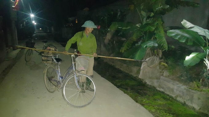 Dụng cụ bắt chúng vô cùng đơn giản gồm: một chiếc đèn pin, một chiếc vợt, một chiếc giỏ đựng và một chiếc xe đạp