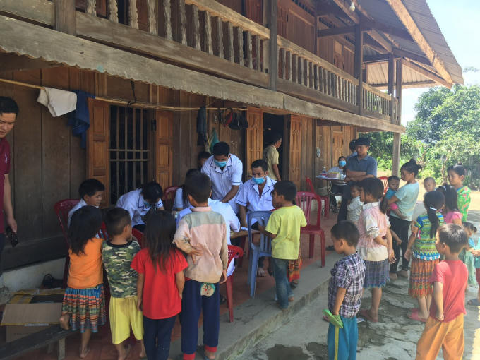 Người dân trong các Tiểu khu tập trung khám sàng lọc, tiêm phòng bệnh.