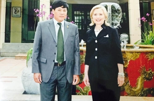 Bà Clinton chụp ảnh cùng sĩ quan cảnh vệ Võ Xuân Quang trong chuyến thăm Việt Nam năm 2000 (Ảnh: Thượng tá Võ Xuân Quang cung cấp).
