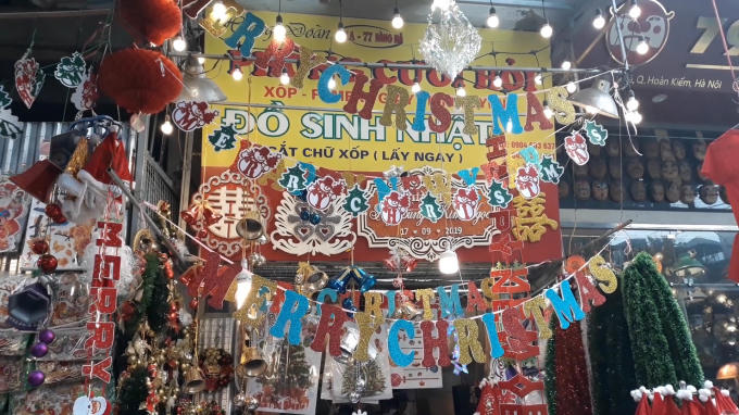 Các cửa hàng ở đây được trang trí bằng đèn sao rực rỡ với những phụ kiện bắt mắt.