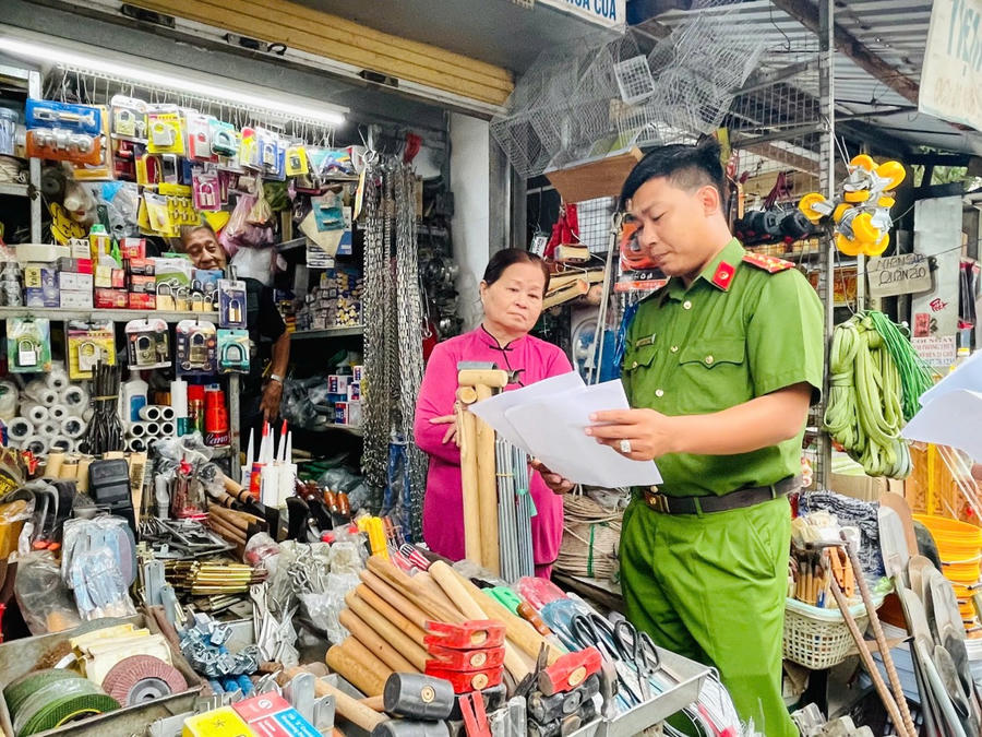 Cán bộ Công an cơ sở tuyên truyền Thư kêu gọi của Chủ tịch UBND tỉnh Cà Mau và các quy định pháp luật về quản lý vũ khí, vật liệu nổ, công cụ hỗ trợ và pháo đến từng hộ dân.