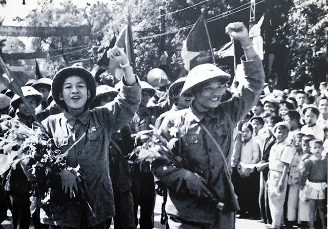 Những người lính trẻ được hân hoan chào đón trên đường Đinh Tiên Hoàng, ngày 10/10/1954.