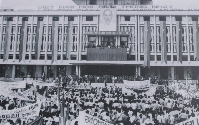 Quang cảnh chung cuộc mít-tinh chào mừng Ủy ban Quân quản thành phố Sài Gòn, ngày 7.5.1975. Ảnh tư liệu.