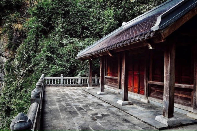 Ngôi chùa Am Tiên cổ kính nằm lặng lẽ trong “Tuyệt Tình Cốc”. Theo tương truyền, chùa Am Tiên là nơi mà Thái hậu Dương Vân Nga xuất gia tu hành những năm cuối đời của mình. (ảnh Phi Ba Tơ)