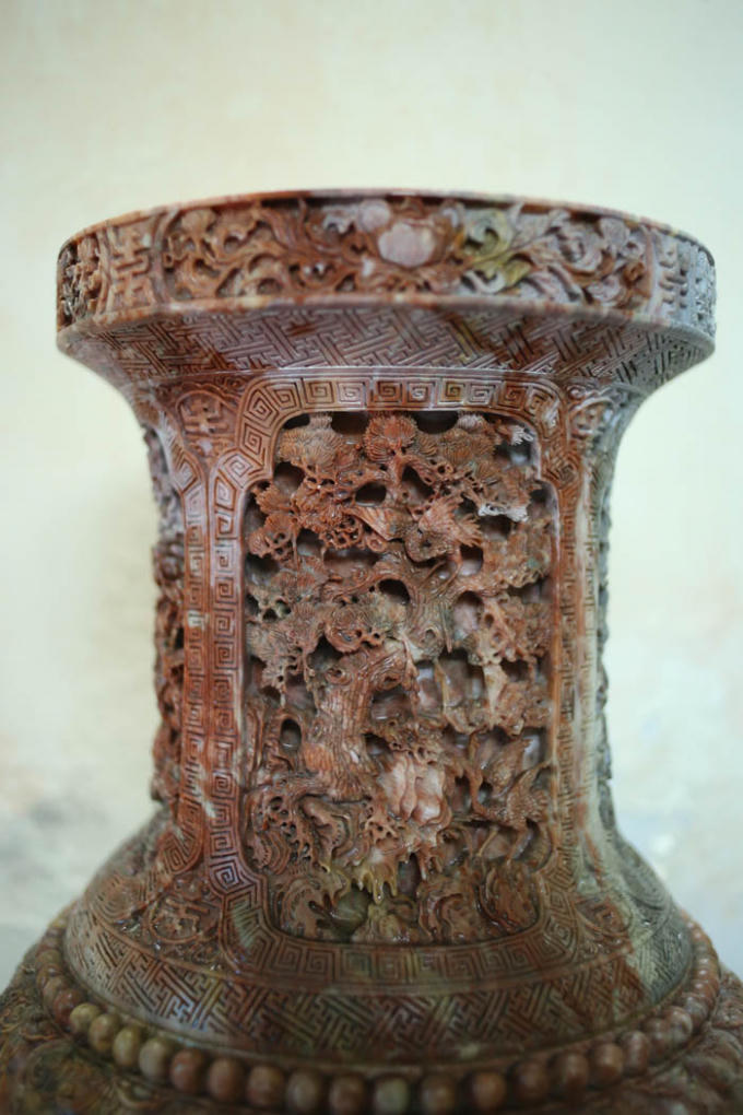 Hoa văn trạm trổ tinh sảo, sắc nét.