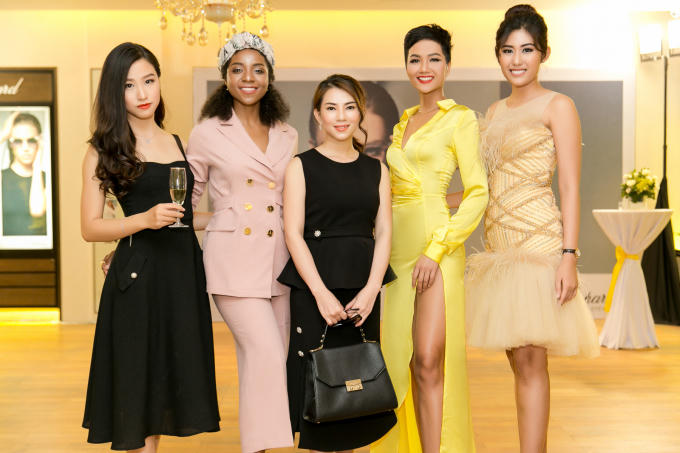 Hoa hậu H'hen Niê diện đầm xẻ tà, khoe nhan sắc quyến rũ trong màu son đỏ