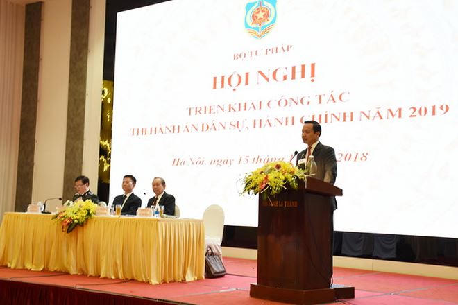 Thứ trưởng Bộ Tư pháp Trần Tiến Dũng phát biểu tại Hội nghị
