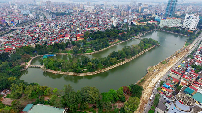 Hồ Thủ Lệ (quận Đống Đa) thuộc nhóm hồ đẹp nhất Hà Nội, nằm trong công viên Thủ Lệ, có đường Kim Mã, Nguyễn Văn Ngọc bao quanh. Hồ còn có tên khác là Linh Lang, gọi theo tên vị thần trấn Tây của kinh thành Thăng Long xưa được thờ trong đền Voi Phục. Năm 1995, hồ Thủ Lệ có diện tích khoảng 9,9 ha nay chỉ còn 6,85 ha. Hồ được kè đá toàn bộ, có nhiều động vật thủy sinh như cá vàng, rô phi, tép và một số thực vật ven bờ như dương sỉ, rong rêu.