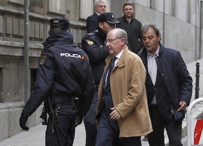 Ông Rodrigo Rato bị cảnh sát bắt giữ.