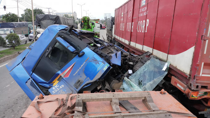 Kính chắn gió bể nát, phần đầu gần như hư hỏng.