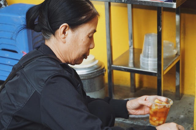 Chè sắn nóng bà Đào được nhiều người yêu thích bởi hương vị thơm ngon.