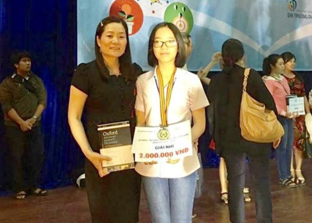 Nữ sinh Đặng Quỳnh Giao cùng mẹ