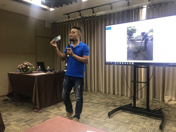 Ông Nguyễn Cao Cường, giảng viên Viện Báo chí - Truyền thông hướng dẫn các nội dung tác nghiệp bằng Smarphone.