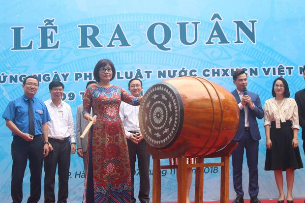 Thay mặt Ban cán sự, Lãnh đạo Bộ Tư pháp, Thứ trưởng Đặng Hoàng Oanh chính thức phát động Lễ ra quân hưởng ứng Ngày Pháp luật Việt Nam năm 2018.