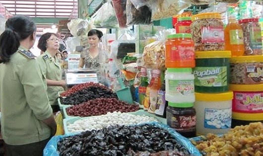 Lực lượng Quản lý thị trường kiểm tra quầy hàng bán chất phụ gia thực phẩm.