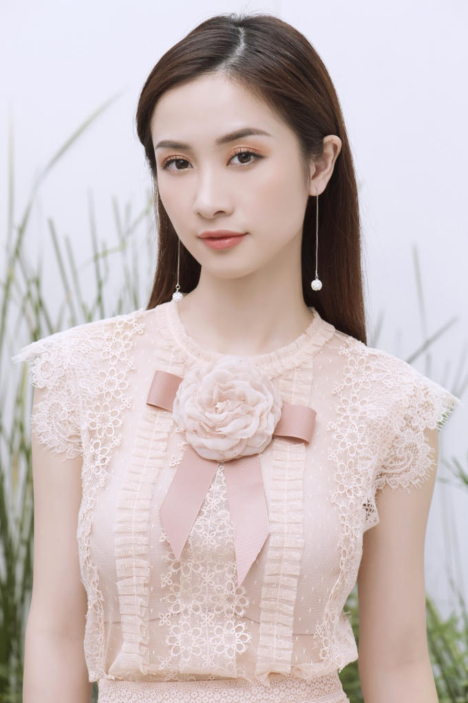 Vốn thể hiện những vai diễn nữ tính, lạnh lùng trên màn ảnh, Jun Vũ không gặp khó khăn để thể hiện tinh thần và thông điệp mà NTK muốn truyền tải thông qua bộ trang phục.Người đẹp khiến khán giả nhớ đến hình ảnh một Tuyết Anh xinh đẹp trong Tháng năm rực rỡ.