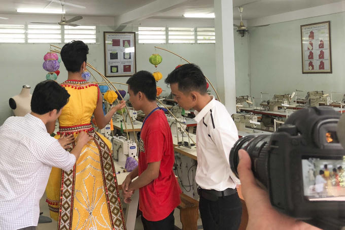 Ngỡ ng&agrave;ng khi Hoa hậu H'hen Ni&ecirc; diện trang phục c&oacute; cả rổ b&aacute;nh m&igrave;