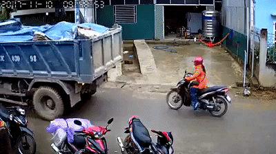Người phụ nữ bỏ xe nhảy vào lề đường, thoát nạn trong gang tấc.