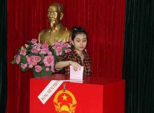 50 can phạm là những người có ý thức chấp hành tốt đã được lựa chọn bỏ vào thùng phiếu chính của đơn vị bầu cử, còn phần lớn các can phạm đều bỏ vào thùng phiếu di động.