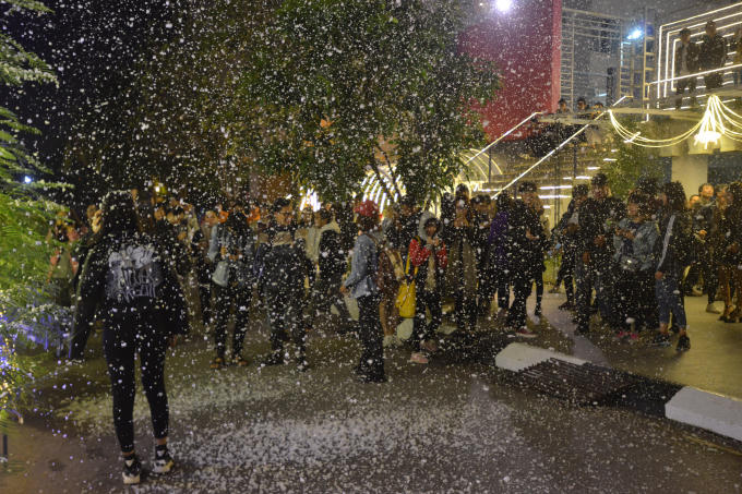 Đây cũng là một trong những dịp hiếm hoi để các bạn trẻ trường Đại học Thăng Long nói riêng và người dânThủ đô nói chung được ngắm nhìn những bông tuyết rơi.