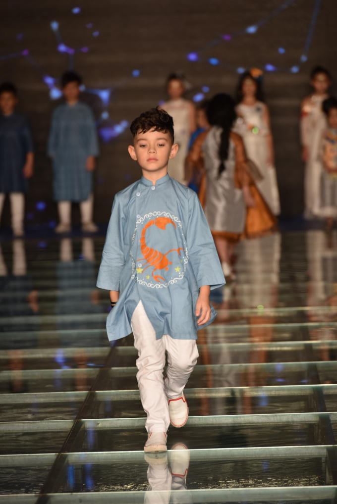 Tuần lễ thời trang trẻ em VN 2017: Tim – Trương Quỳnh Anh dắt tay bé Sushi và bé Bông trình diễn mở màn