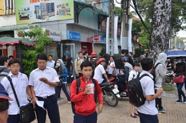 Thời gian gần đây thông tin ma túy "bùa lười" vây cổng trường khiến phụ huynh hoang mang.