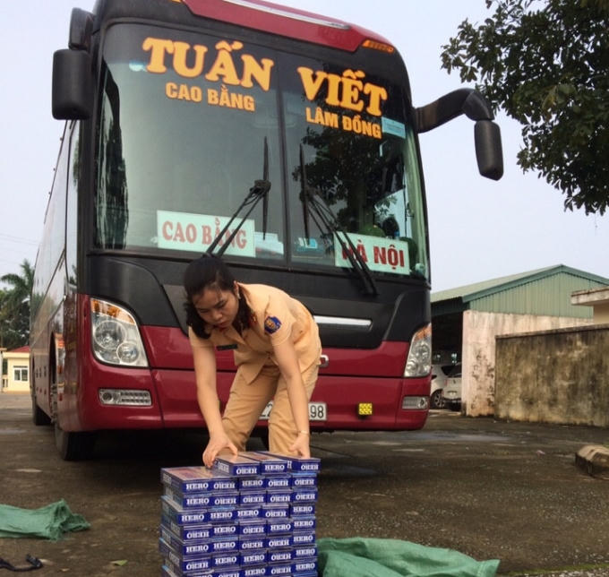 Xe ô tô khách chở hơn 800 bao thuốc lá HERO không có giấy tờ hợp lệ.