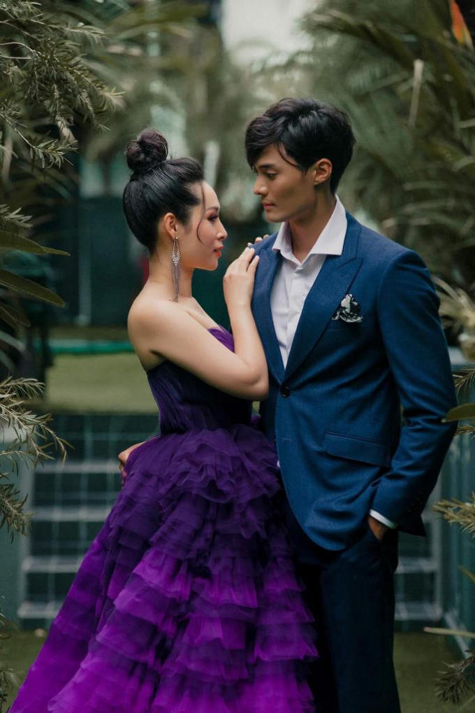 Đ&ocirc;i bạn diễn Hạnh L&ecirc; v&agrave; Lee Seung Hwan thật t&igrave;nh tứ v&agrave; ăn &yacute; khi l&agrave;m mẫu giới thiệu thời trang d&agrave;nh cho giới doanh nh&acirc;n.