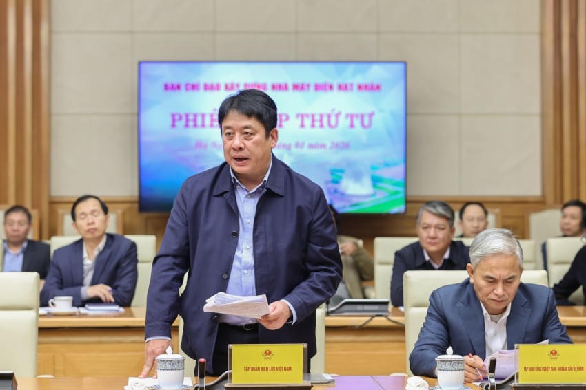 Lãnh đạo Tập đoạn điện lực Việt Nam báo cáo tiến độ của dự án. Ảnh: Nhật Bắc