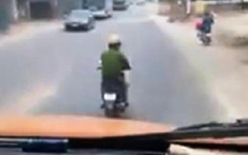 Tạm đình chỉ công tác thiếu úy công an “đong đưa” trước đầu xe container. (Ảnh: Cắt từ Clip)