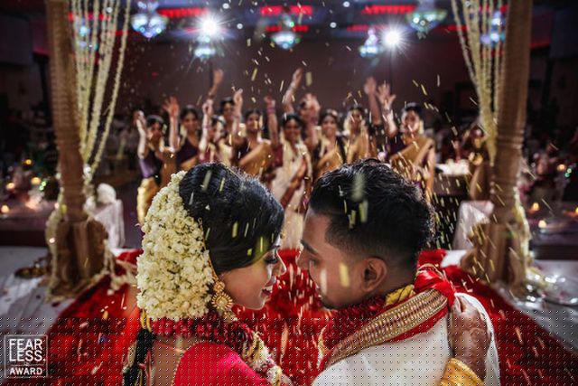 Năm 2015, Annuj Yoganathan đã chụp bức ảnh cô dâu chú rể từ phía sau. Những người bọn mờ đi làm phông cho bức ảnh. Họ đang tung gạo chúc mừng đôi vợ chồng trẻ.