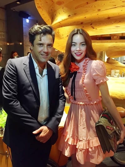 Có ai nghĩ một ngày Hồ Ngọc Hà vốn sang trọng, đẳng cấp lại có thể "đổi gió" sang phong cách sến sẩm như thế này không? Có vẻ như Hồ Ngọc Hà đang muốn hồi tưởng lại thời thơ ấu của mình nên mới quyết định lựa chọn chiếc váy này. Ảnh: internet.