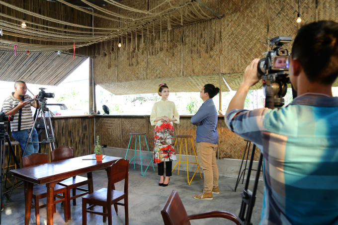 Hoa hậu Ngọc Duyên mặc áo dài rực rỡ tất bật chạy show cuối năm