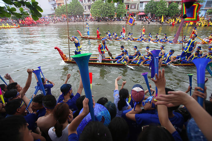 Mỗi thôn (miền) khi tham dự đều có nhóm cổ động viên hùng hậu, họ dùng kèn, trống, loa, la hét té nước cổ vũ hết mình cho đội nhà.