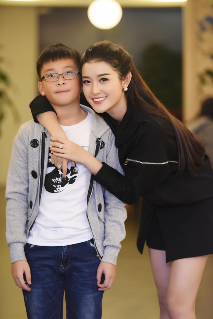 Á hậu Huyền My thổ lộ rất muốn lấy chồng trong buổi họp fans
