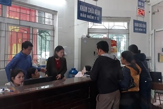 Việc "siết" chặt bảo hiểm y tế để giảm chi đã khiến cho nhiều bệnh nhân có bảo hiểm lâm vào cảnh khốn đốn.