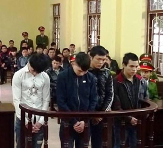 4 bị cáo trước vành móng ngựa.