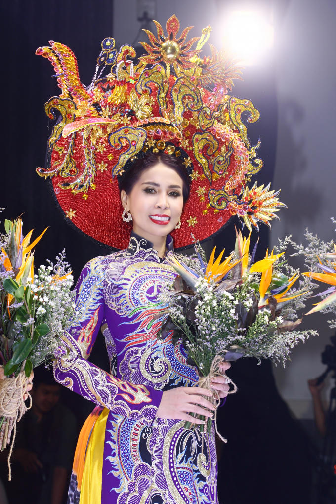 Em g&aacute;i L&yacute; H&ugrave;ng trở lại s&agrave;n diễn thời trang sau hơn 20 năm vắng b&oacute;ng