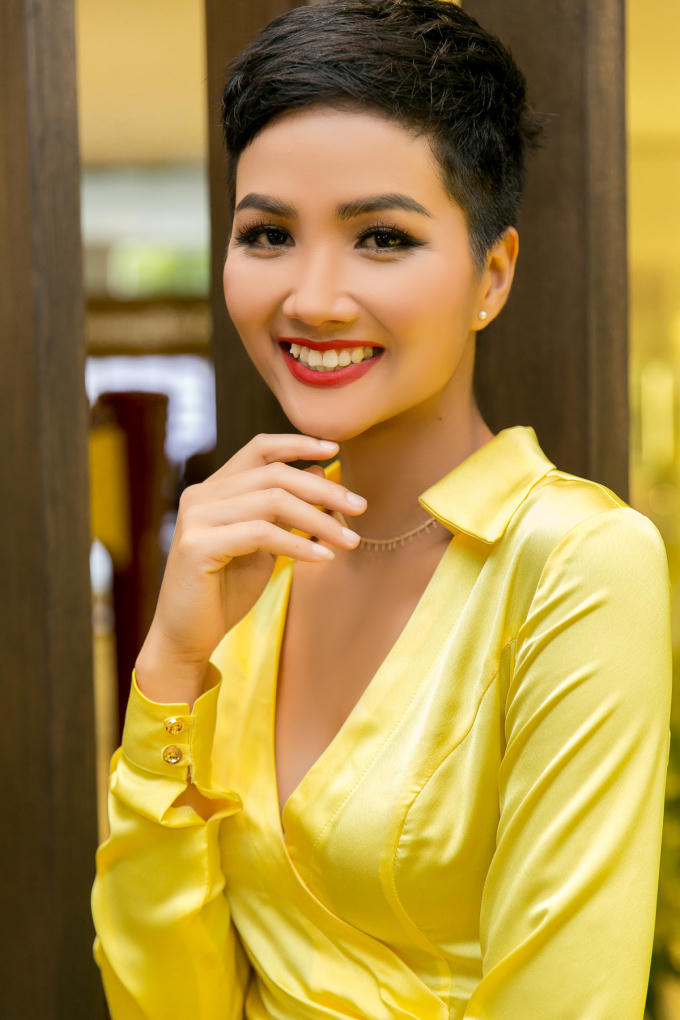 Hoa hậu H'hen Niê diện đầm xẻ tà, khoe nhan sắc quyến rũ trong màu son đỏ