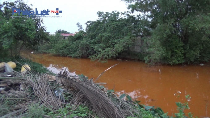 Con sông này bị chuyển sang màu đỏ, chạy dọc theo Khu Công nghiệp, và đổ vào cánh đồng, ao cá của bà con nông dân.