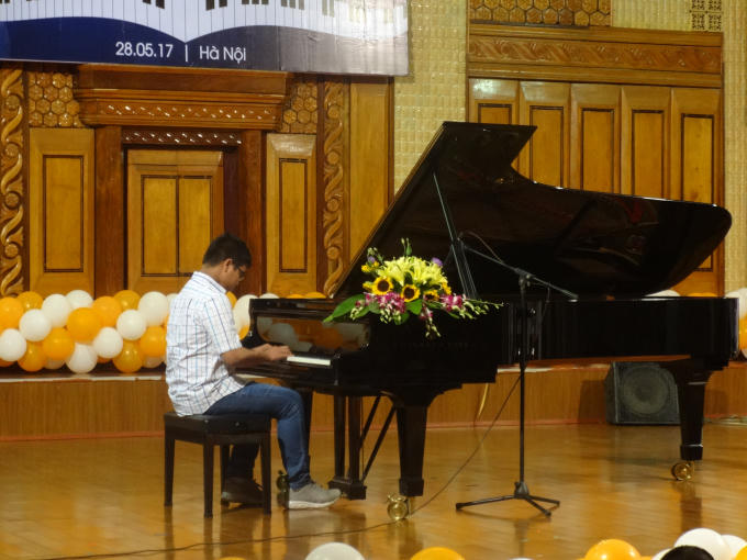 Bạn Tuấn Hưng, biểu diễn bản nhạc "Nhật ký của mẹ" tại chương trình.