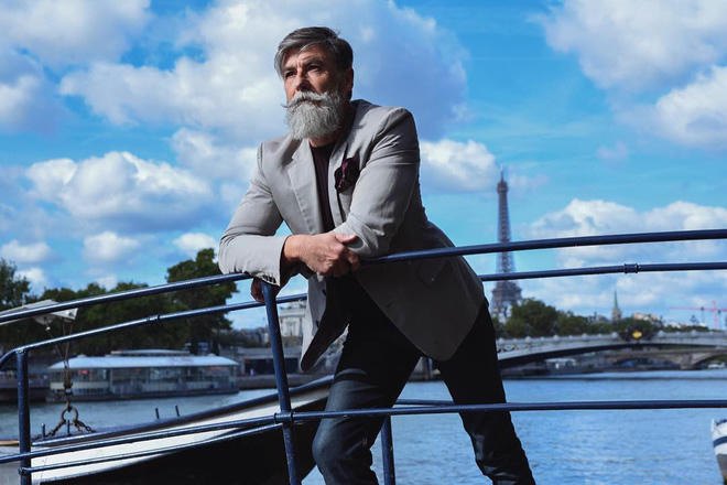 Philippe Dumas - già gân và quyến rũ.