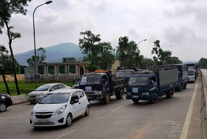 Từ xe con đến xe tải, đồng loạt tập trung trước trạm thu phí BOT Cầu Rác để phản đối việc người dân phải đóng phí bất hợp lý.