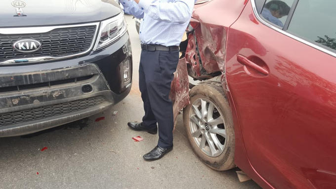 Chiếc xe màu đỏ bị bẹp phần đuôi do chiếc xe ôtô KIA đâm phải.